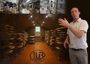 De la traite des vaches, le lait arrive à l'atelier de fabrication du fromage qui sera ensuite stocké dans la nouvelle cave 2016, le tout présenté par JN Top